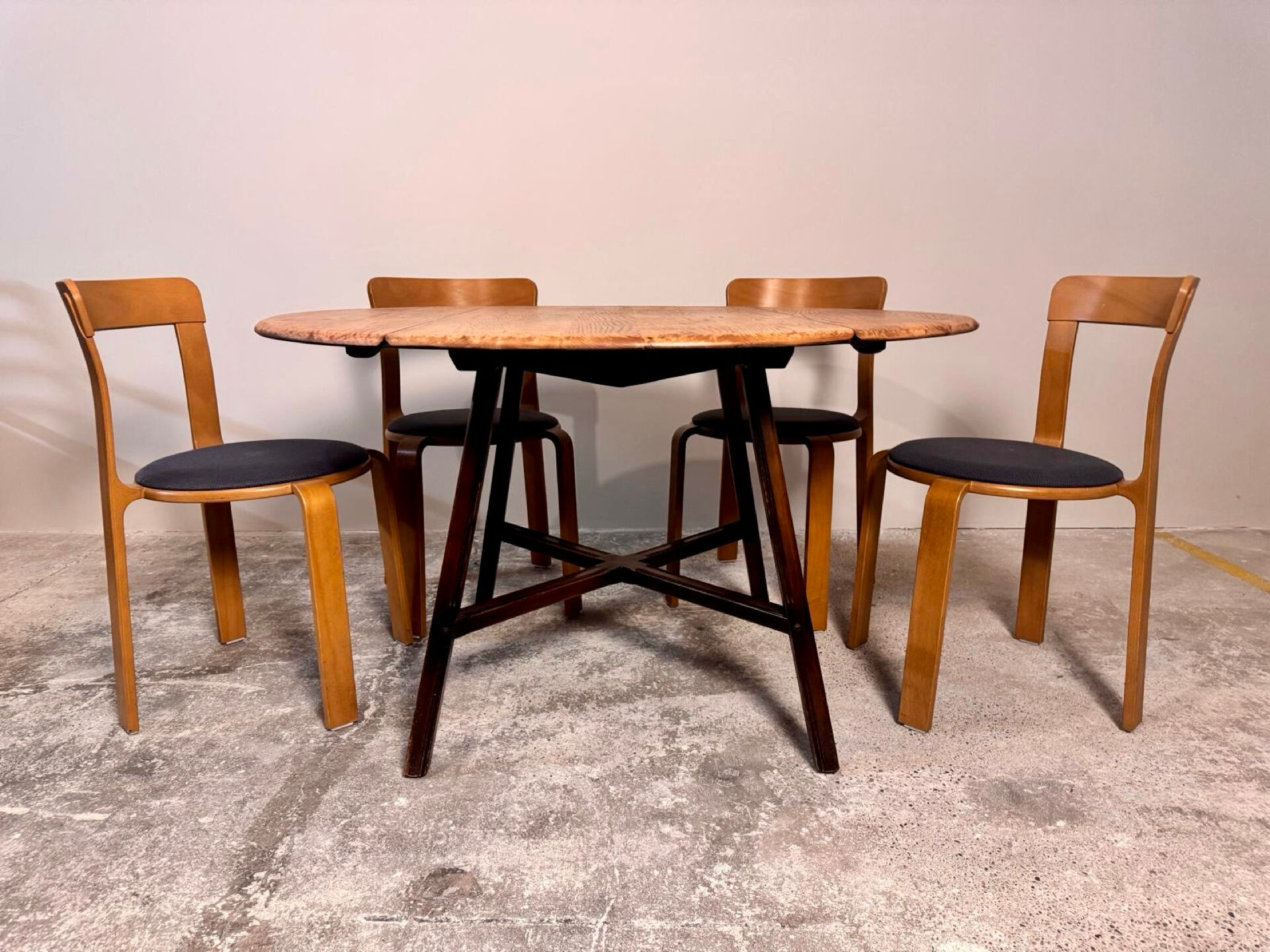 Table à manger en Orme Massif à abattants Ercol 377 