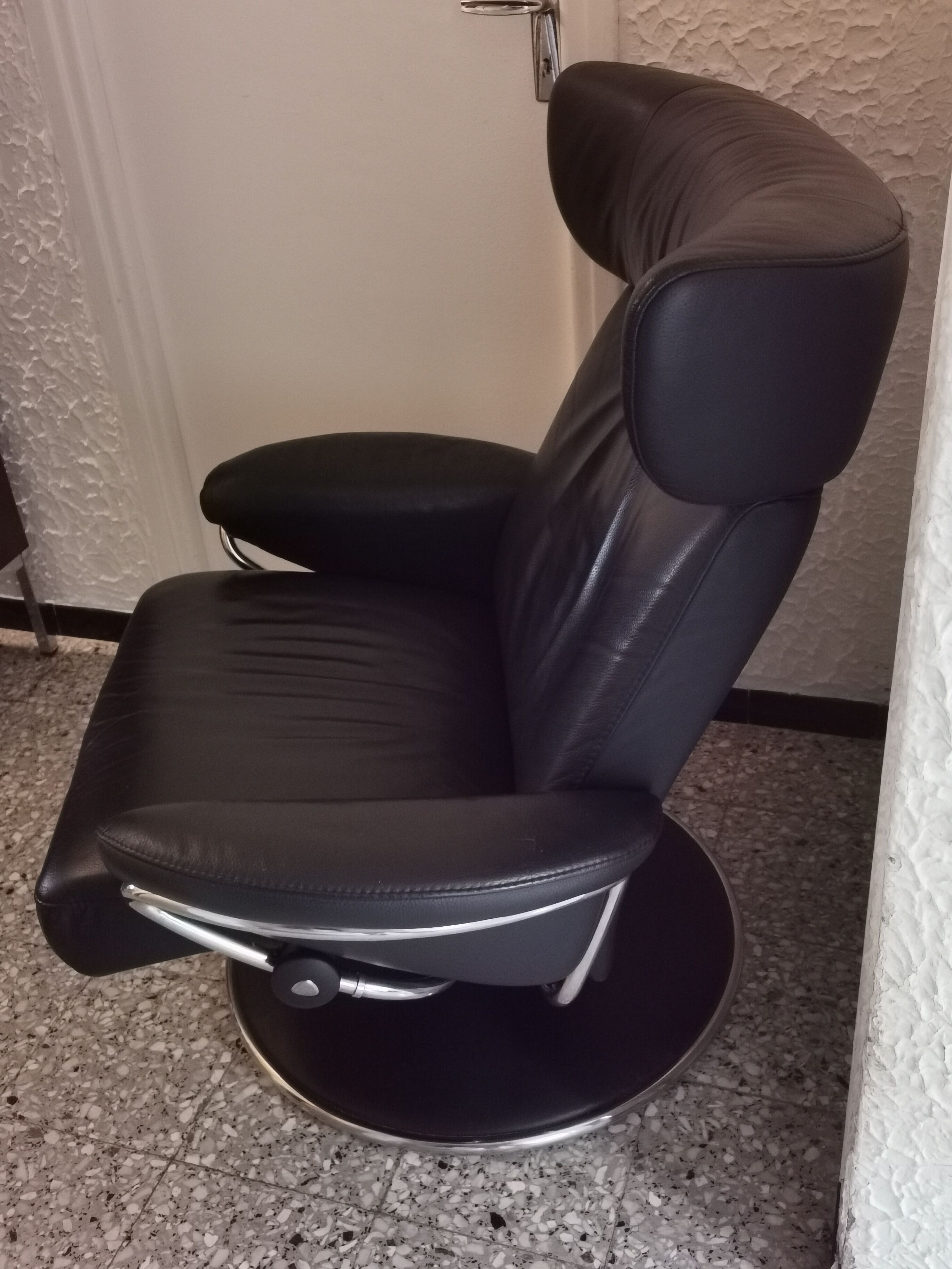 Stressless chair ekorness jazz grained leather and his foot rests