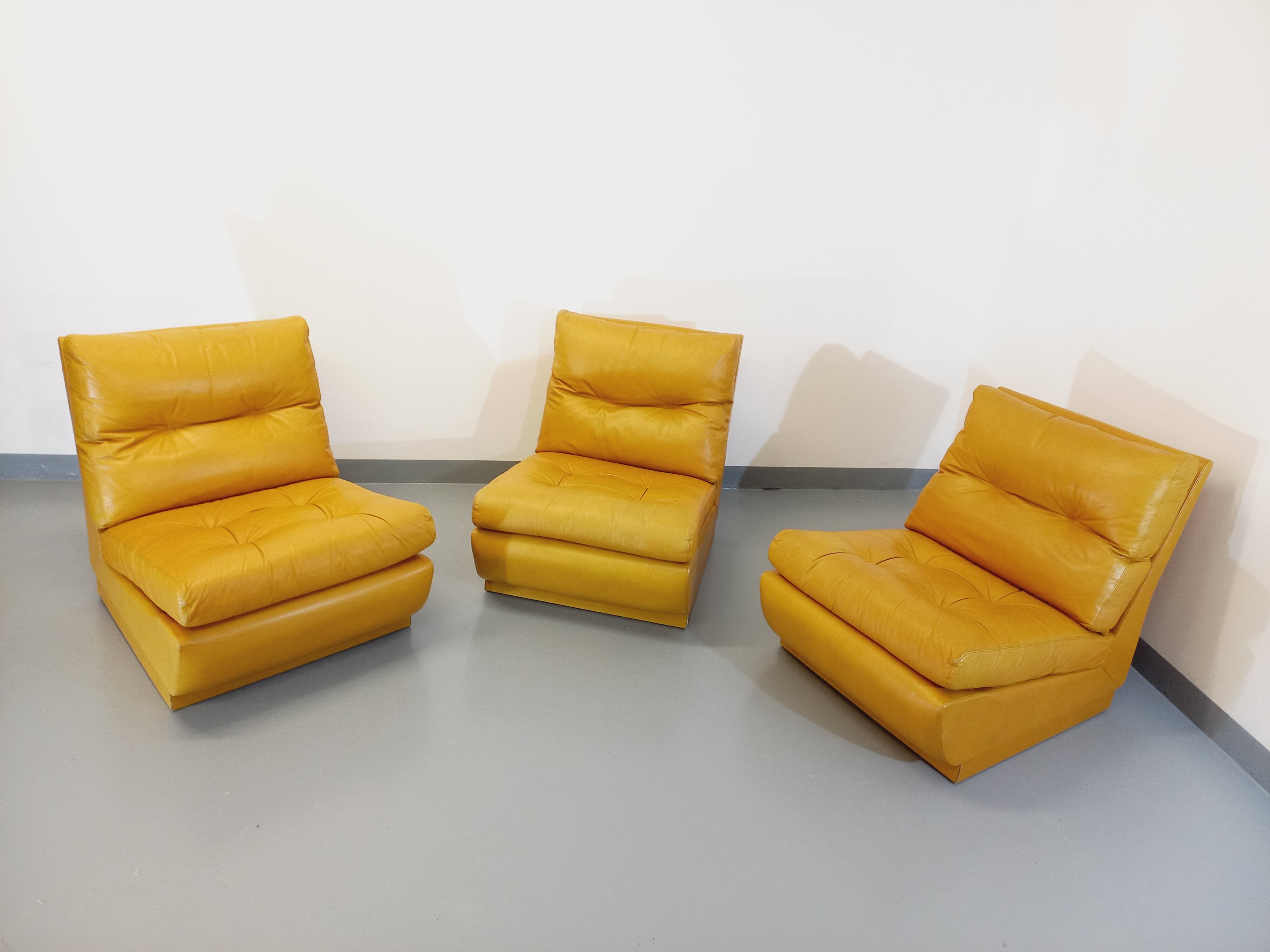Suite of 3 Roche Bobois vintage chauffeurs in mustard yellow leather 70s
