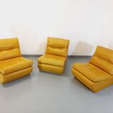Suite de 3 chauffeuses Roche Bobois vintage en cuir jaune moutarde années 70