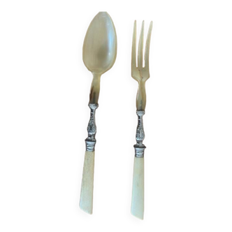 Old salad cutlery in blond horn and vintage silver metal bolster