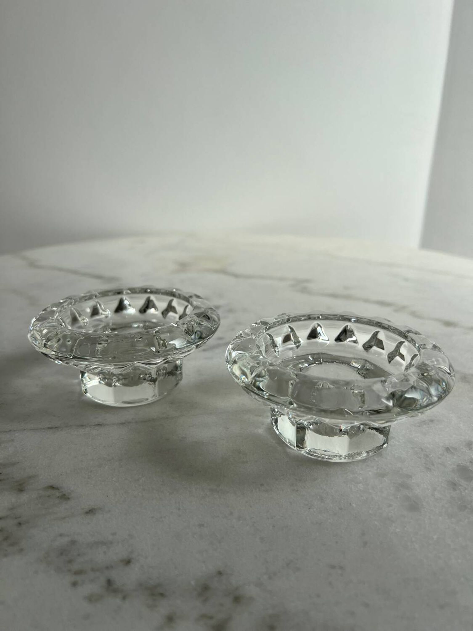 Lot de 2 bougeoirs en verre moulé