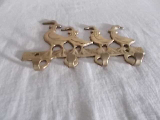Wall-mounted tea towel holder or key holder in brass with ducks.