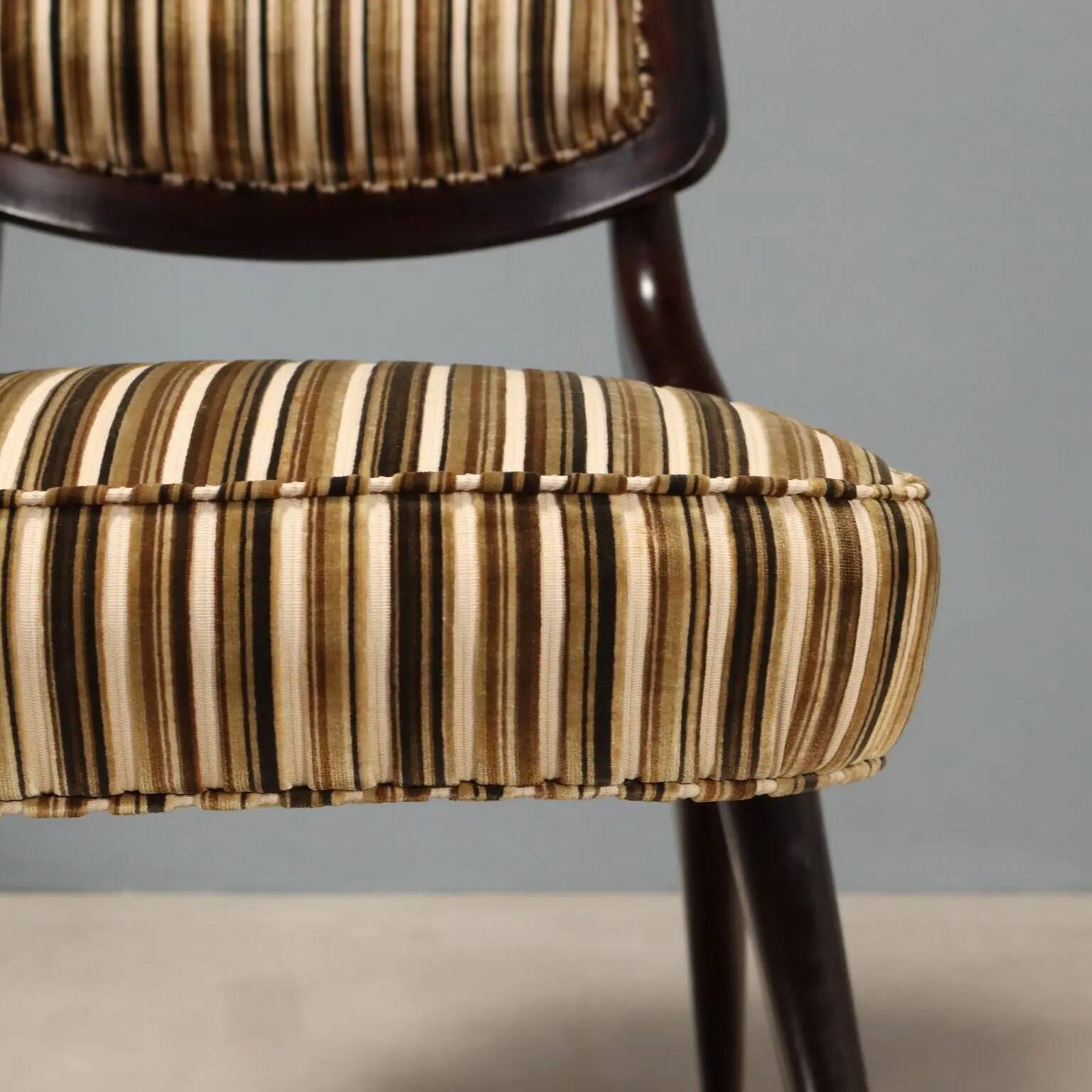Lot de huit chaises vintage avec embouts en laiton