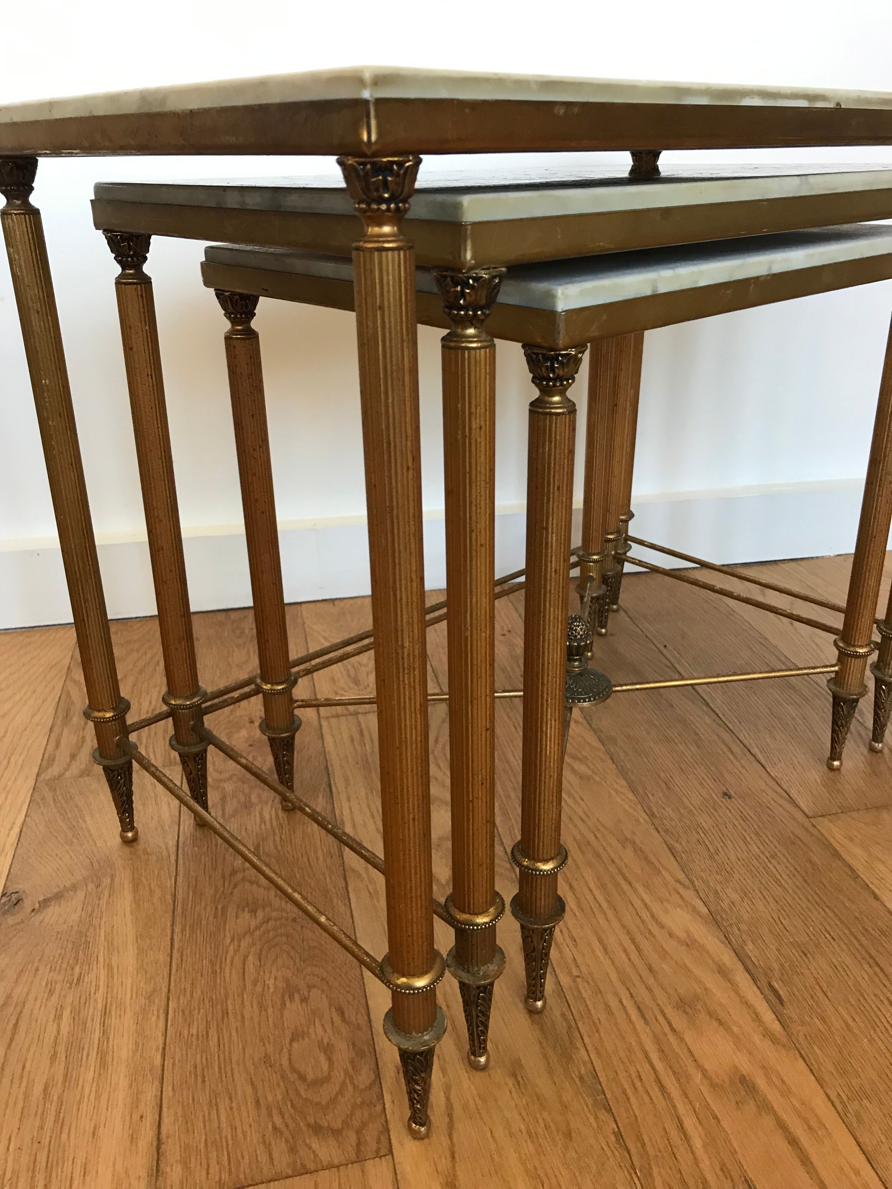 Pull-out tables in golden brass and marble