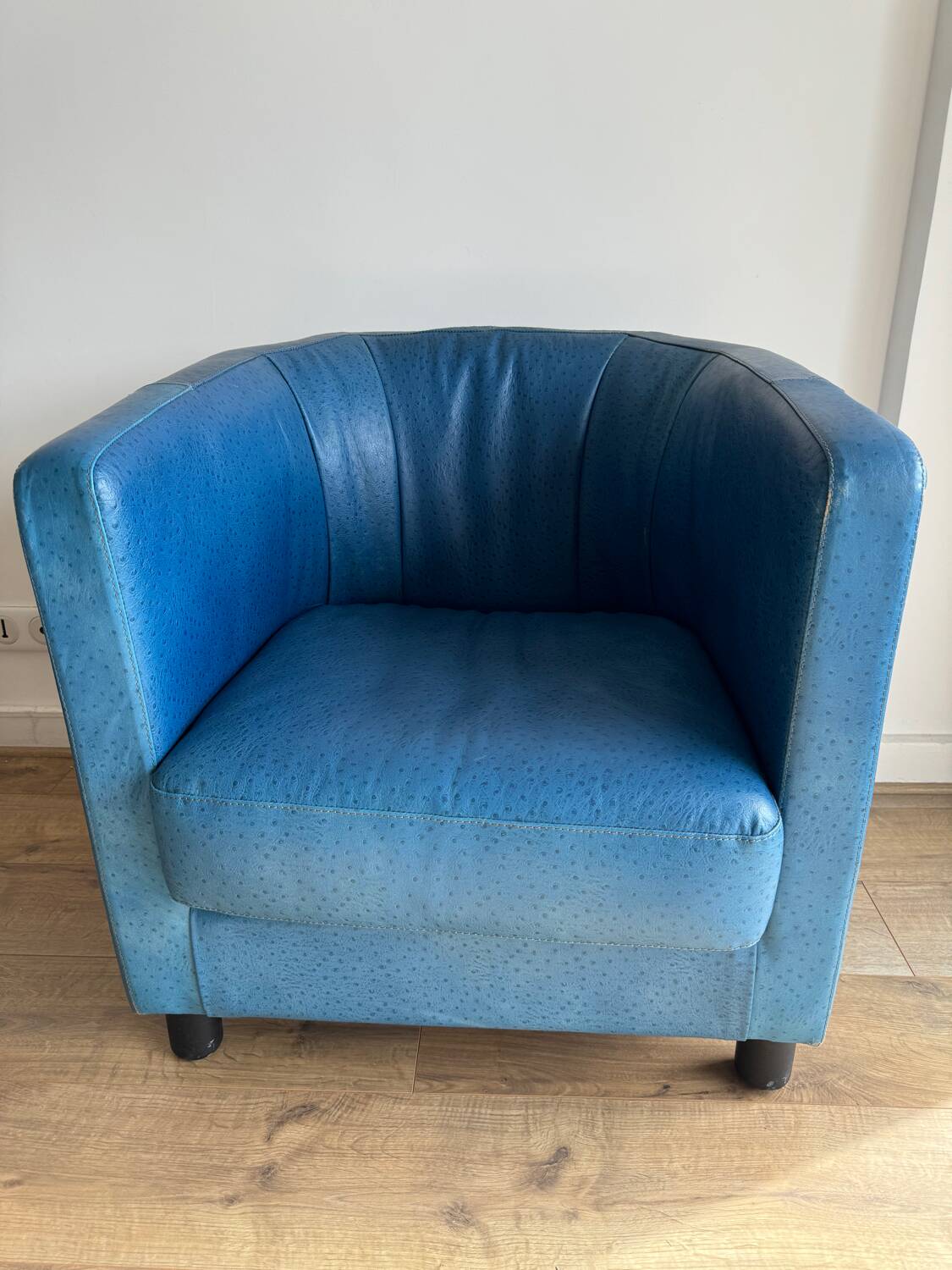 Fauteuil en cuir d'autruche bleu par Gérard Guermonprez