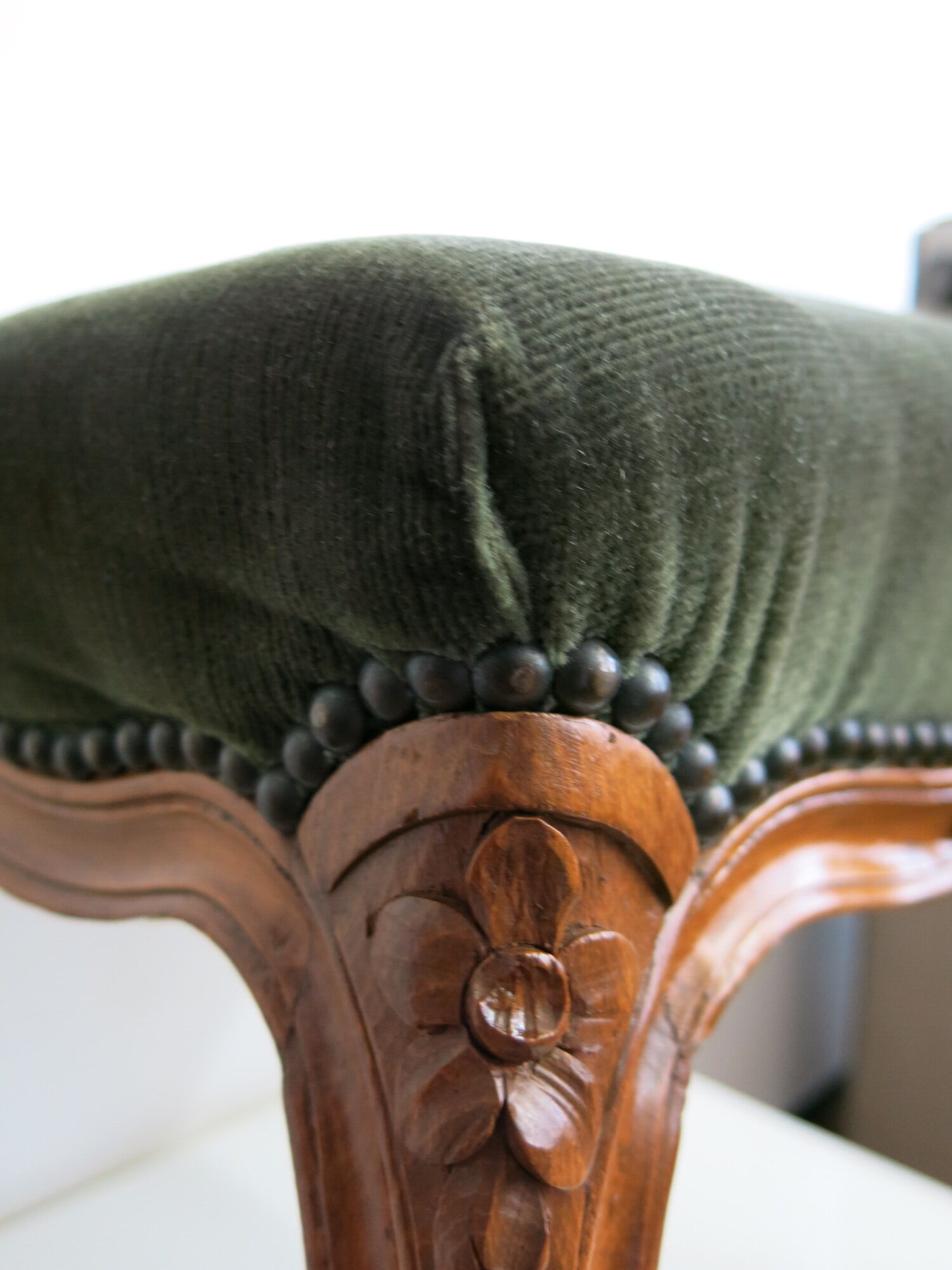 Louis XV footrest in carved wood and green velvet