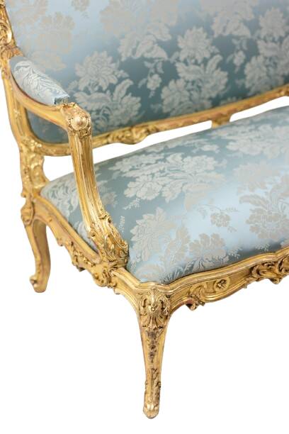 Salon de style Louis XV à chassis en bois doré. Circa 1880.