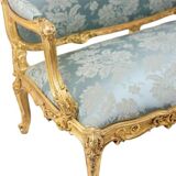 Salon de style Louis XV à chassis en bois doré. Circa 1880.