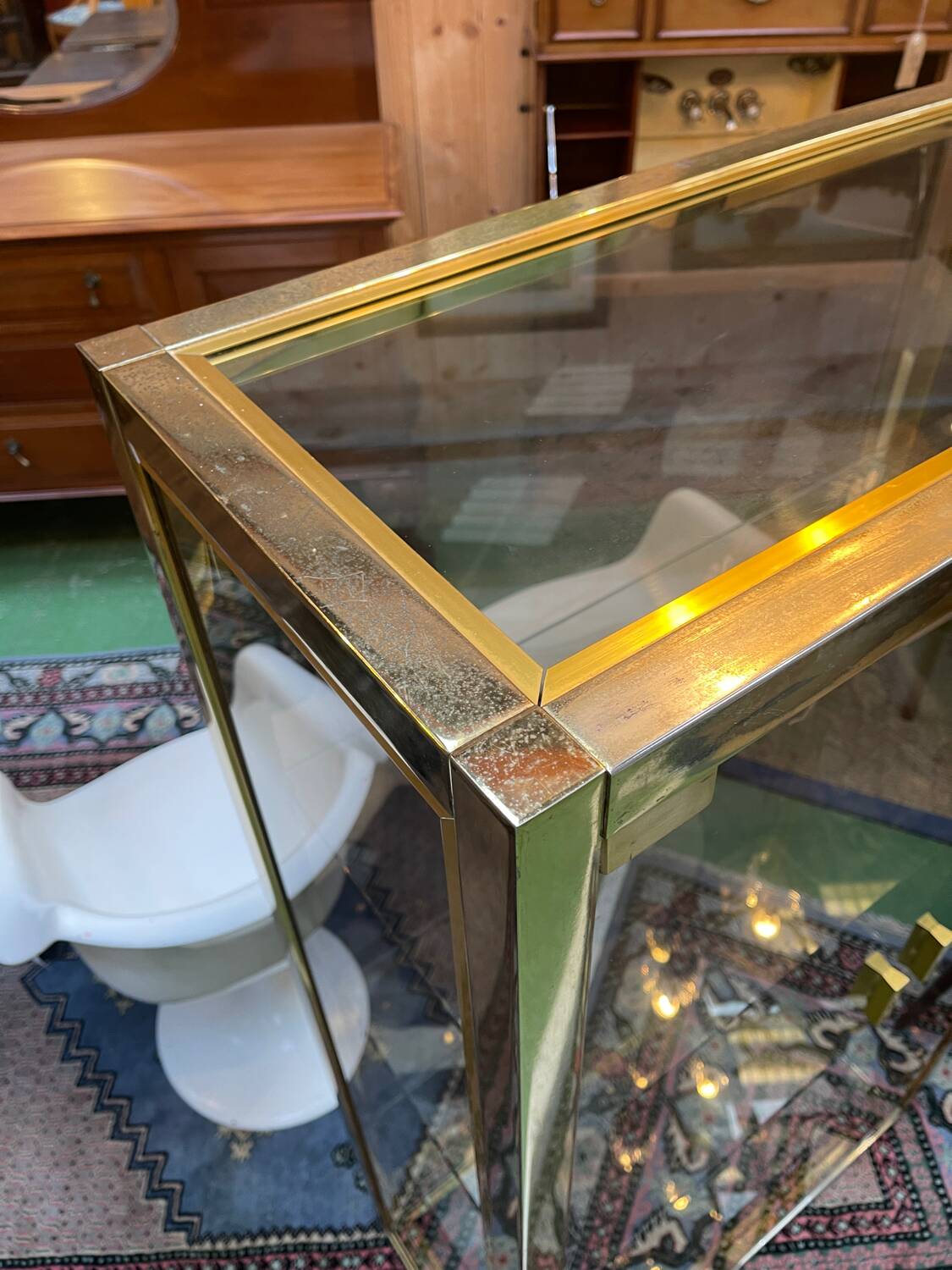 Exhibition showcase in gold-plated chrome and smoked glass - work from the 1980s.