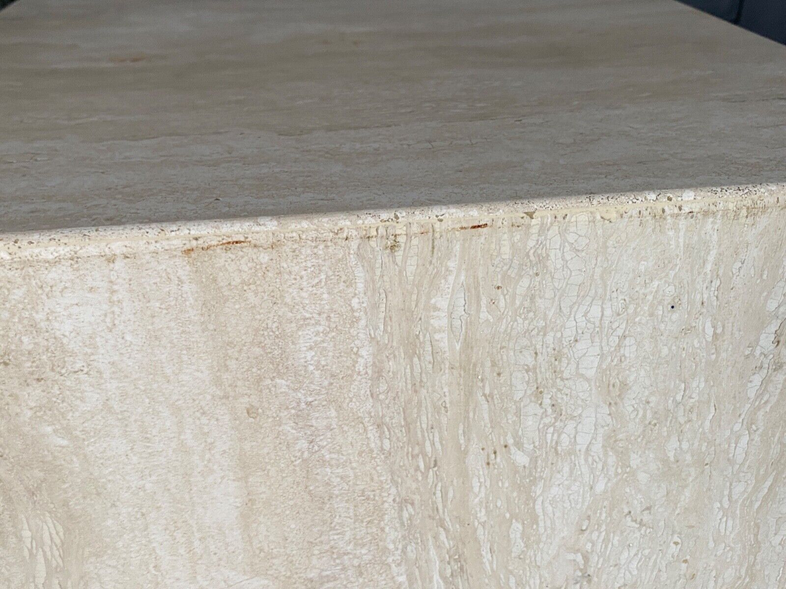 Cube en travertin table de chevet ou socle vers 1970-1980