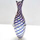 Vase pichet en verre de Murano attribuable à Toso avec des cannes bleues et jaunes