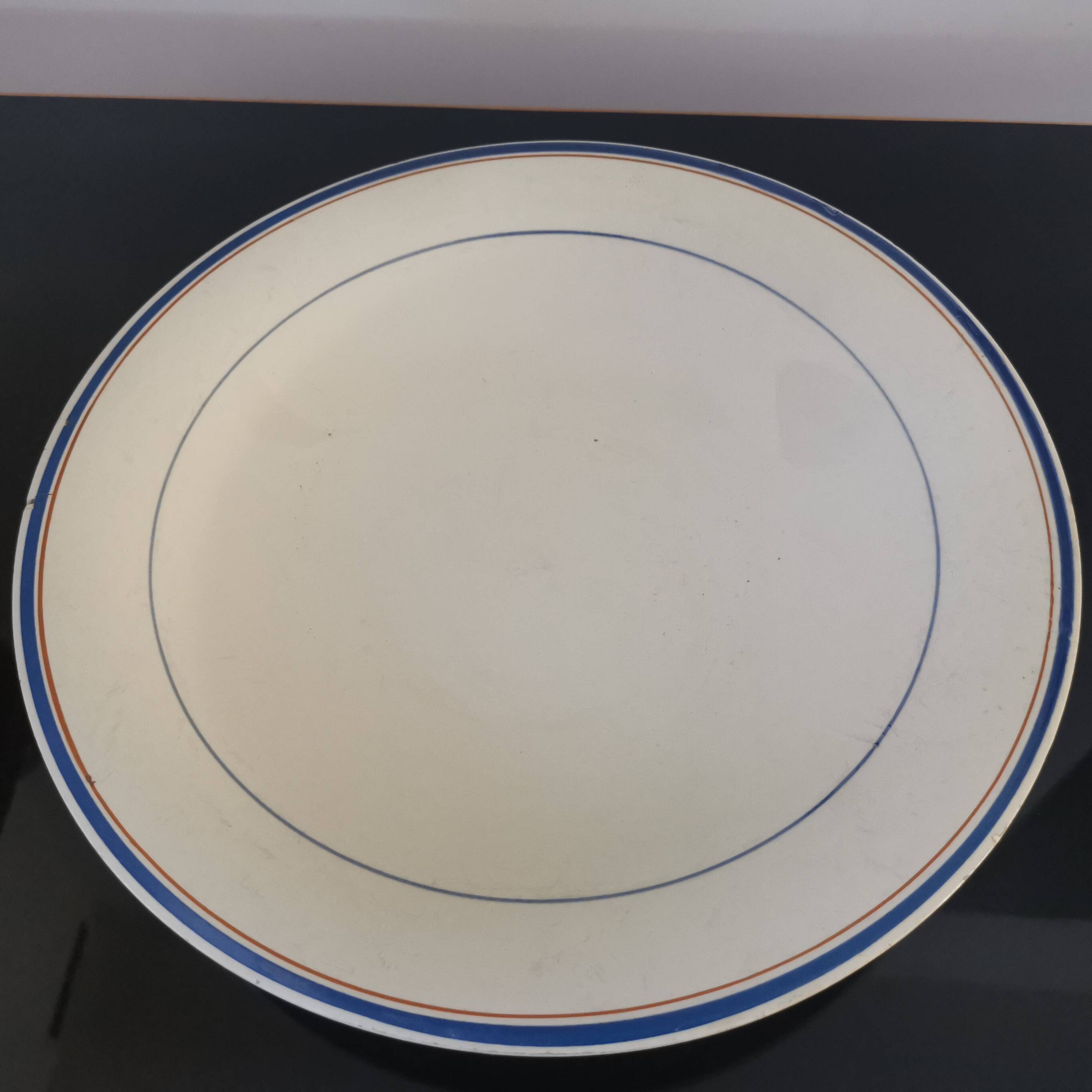 Round dish on shower stand model Louvois, Moulin des Loups Orchies 1950s