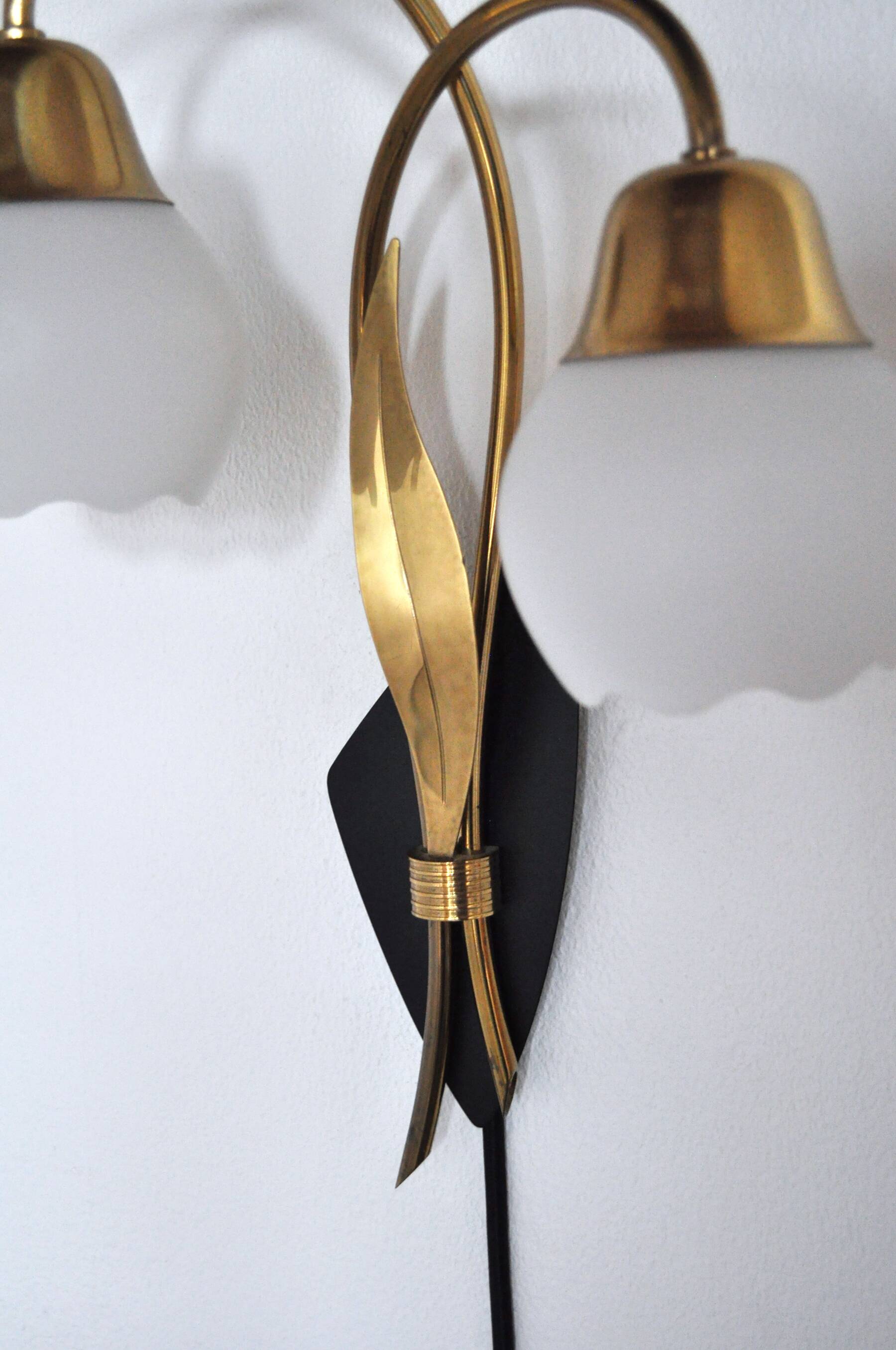 Applique murale scandinave organique à deux bras, laiton et opaline, années 1940-1950