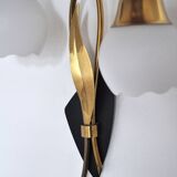 Applique murale scandinave organique à deux bras, laiton et opaline, années 1940-1950