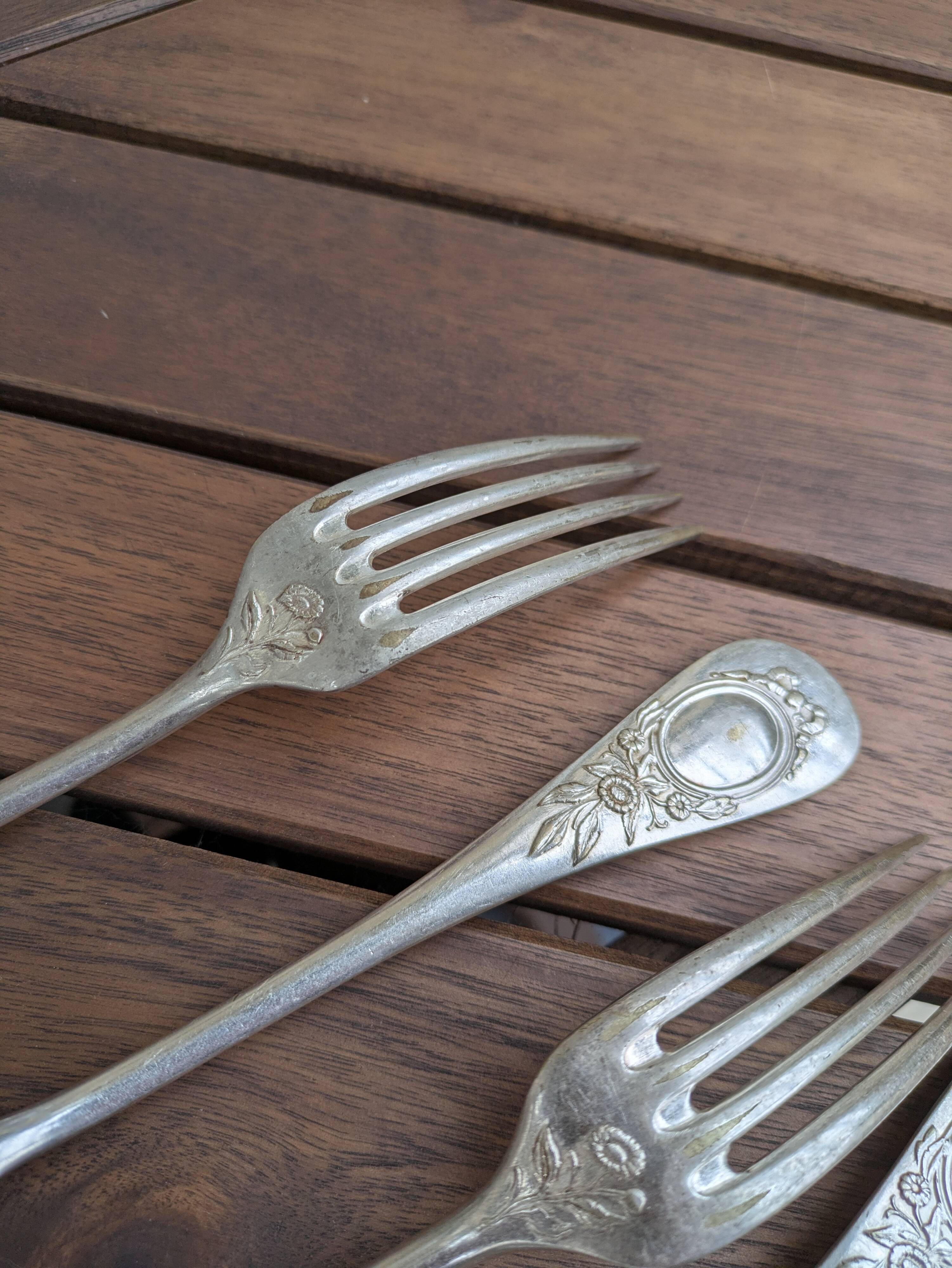 Set of 6 silver plated metal forks and spoons 20g with medallion f