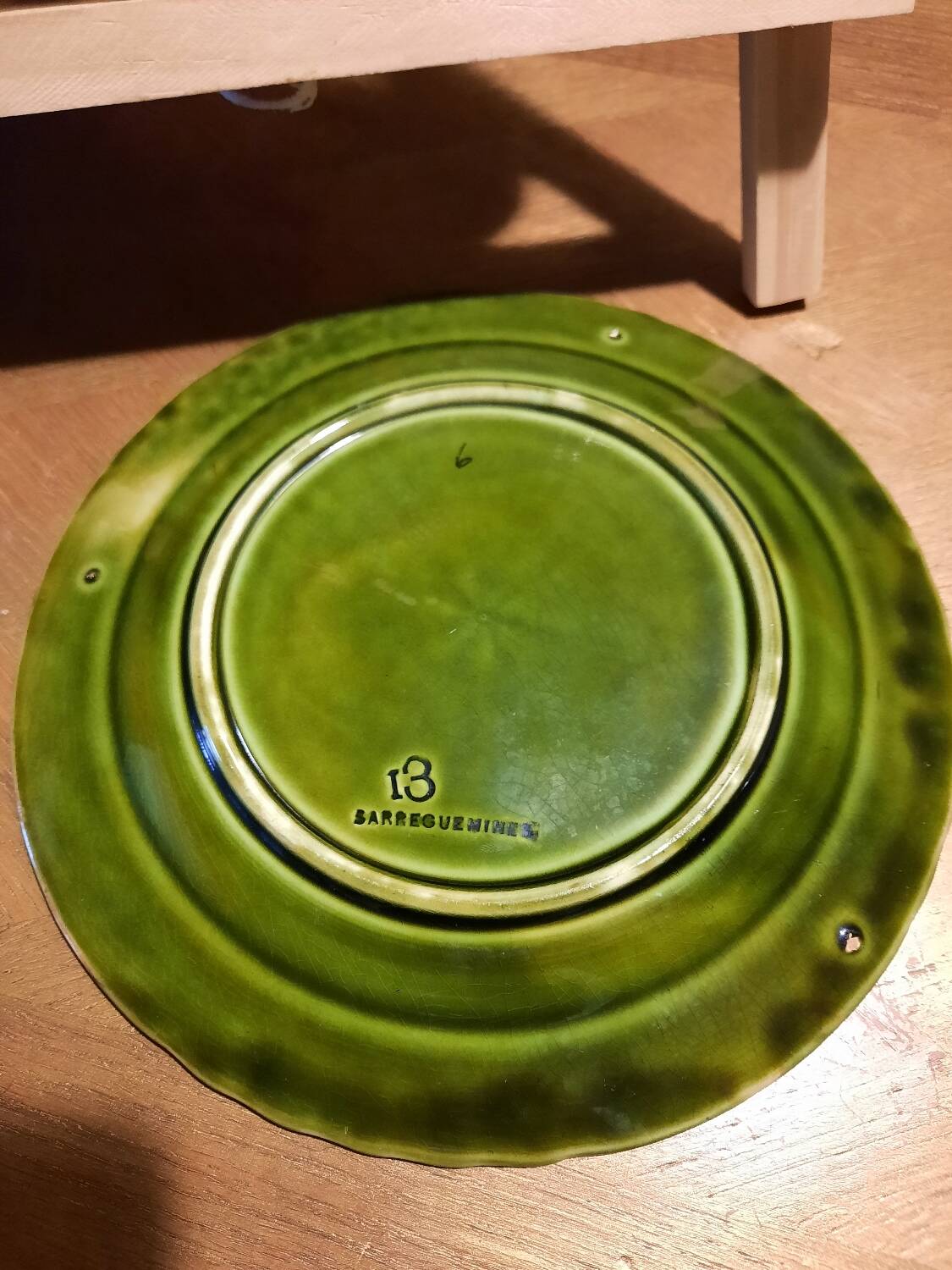 Paire d’assiettes anciennes en barbotine – Sarreguemines –