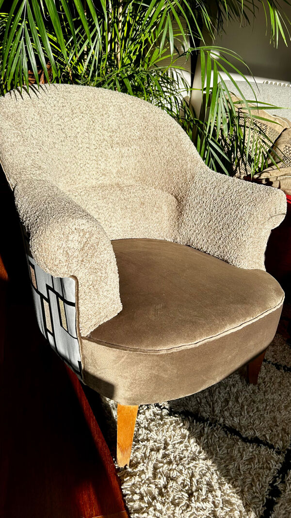 Paire fauteuils crapauds beige tissu bouclette et son repose pieds