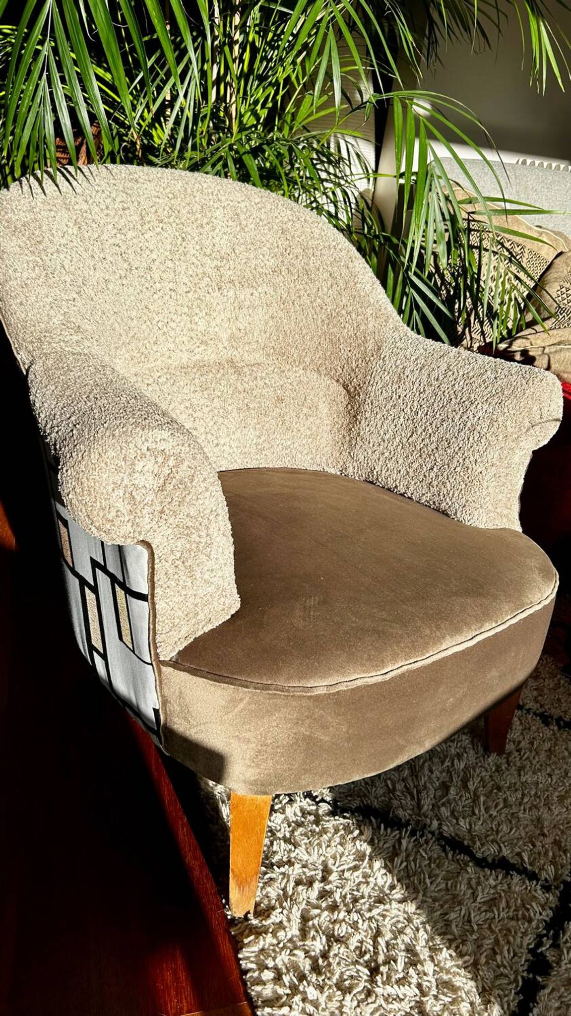 Paire fauteuils crapauds beige tissu bouclette et son repose pieds