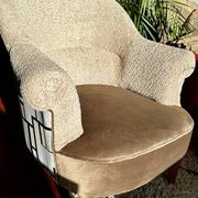 Paire fauteuils crapauds beige tissu bouclette et son repose pieds