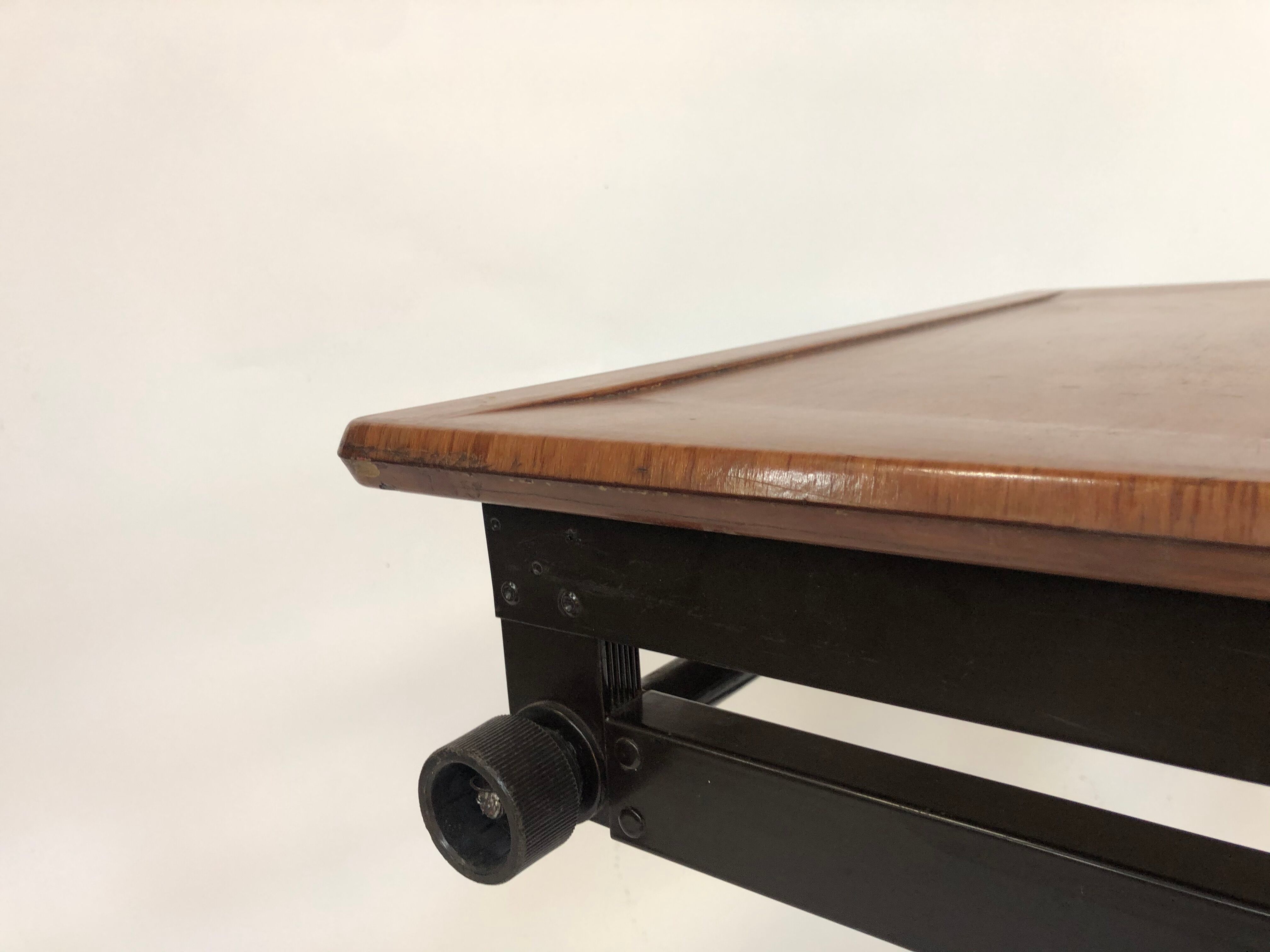 Bureau industriel des années 70 Pays-Bas Marko Galvanitas avec sa chaise