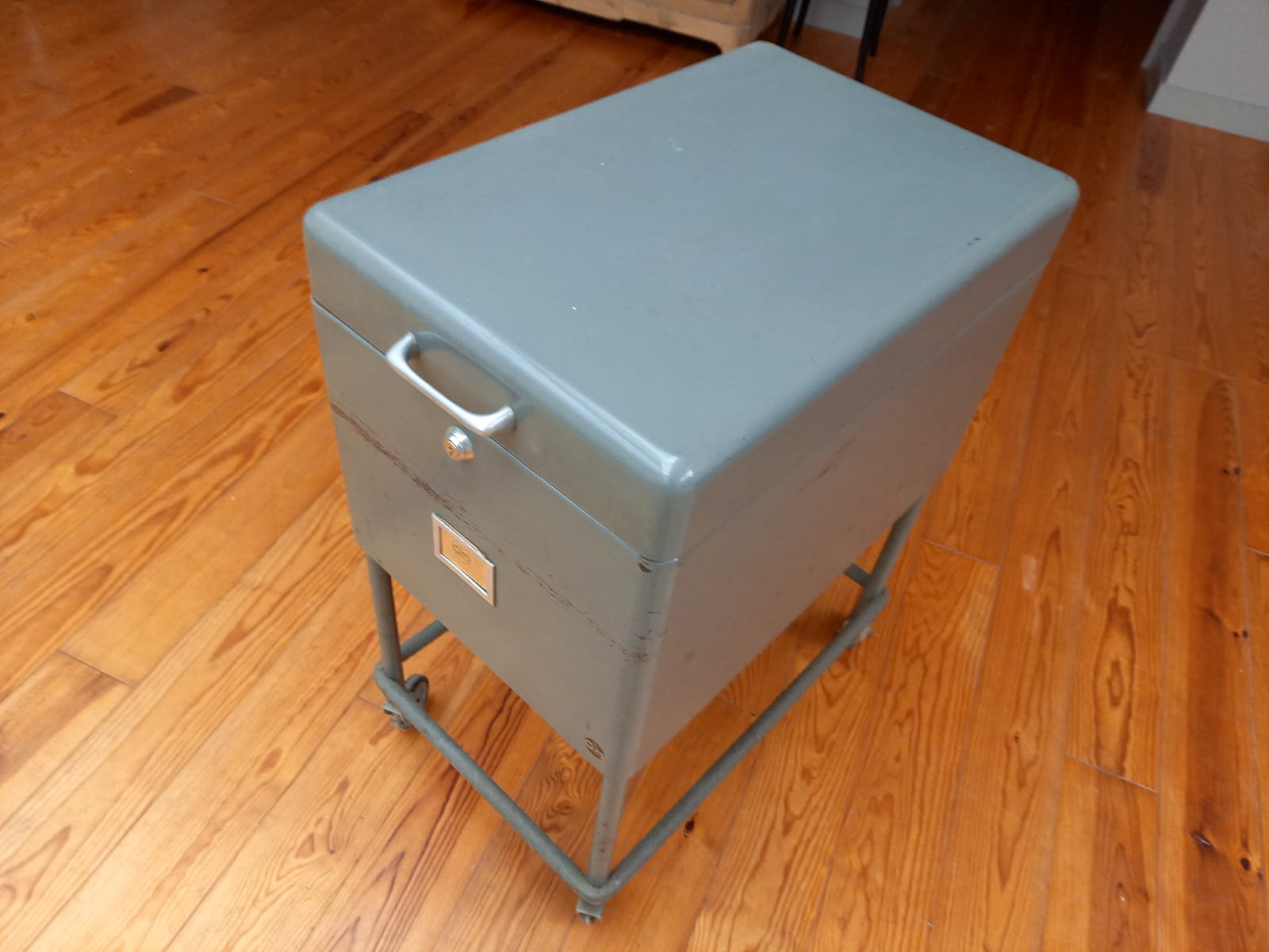 Industrial wheeled binder