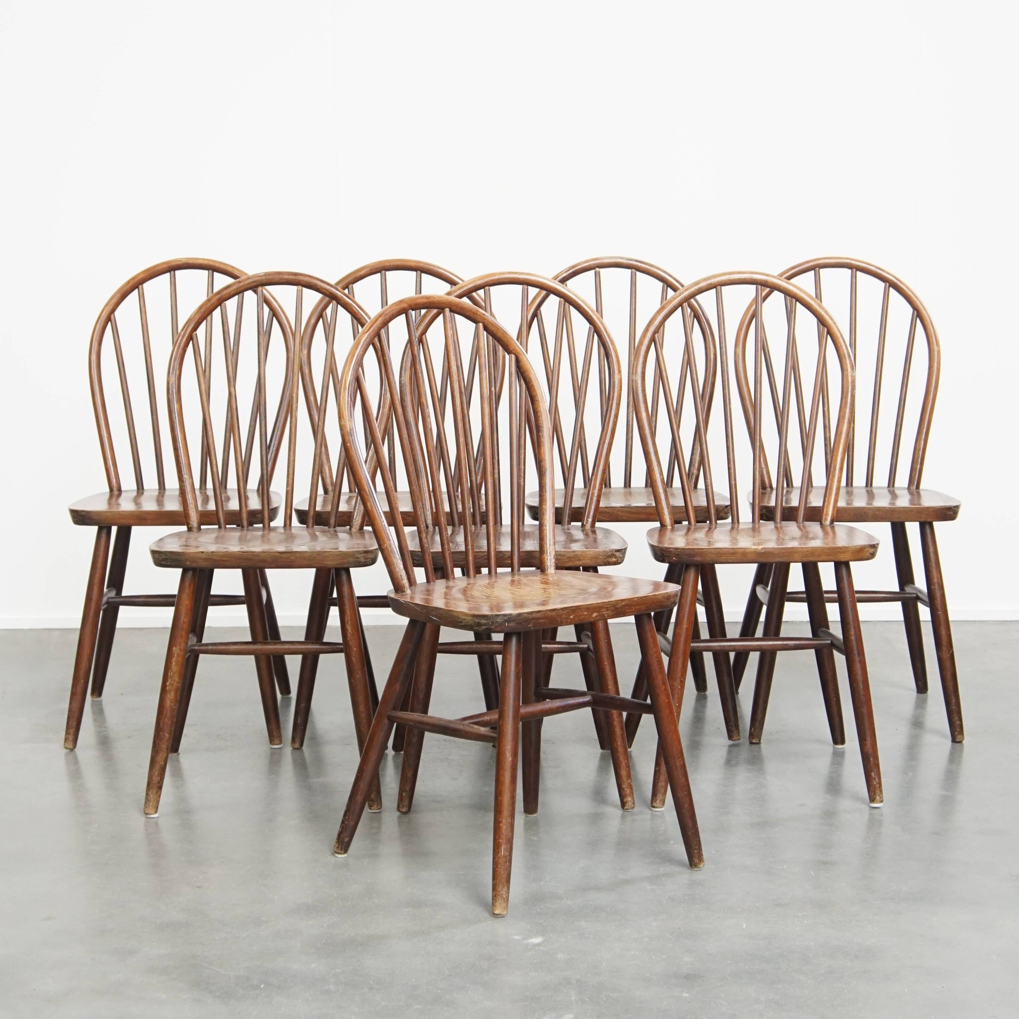 Ensemble de 8 chaises Windsor vintage en bois à dossier fuseau des années 1970