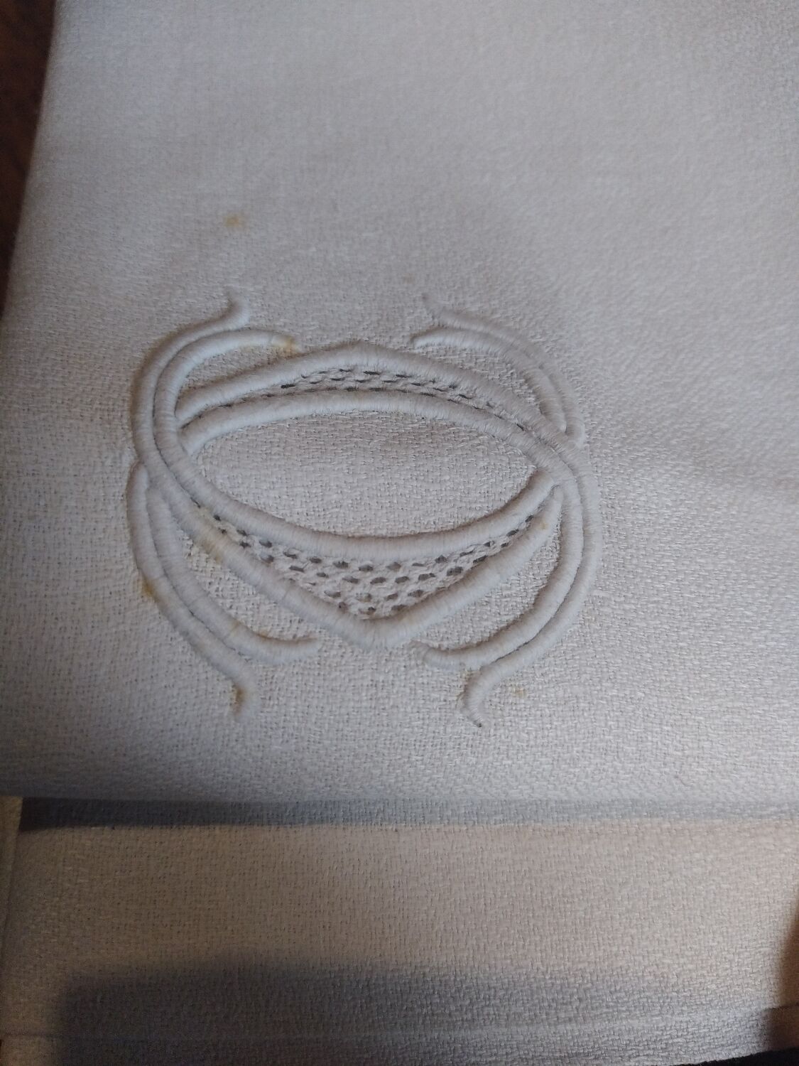 Nappe ancienne 24 couverts 283x200 brodé et monogrammé CC entrelacé