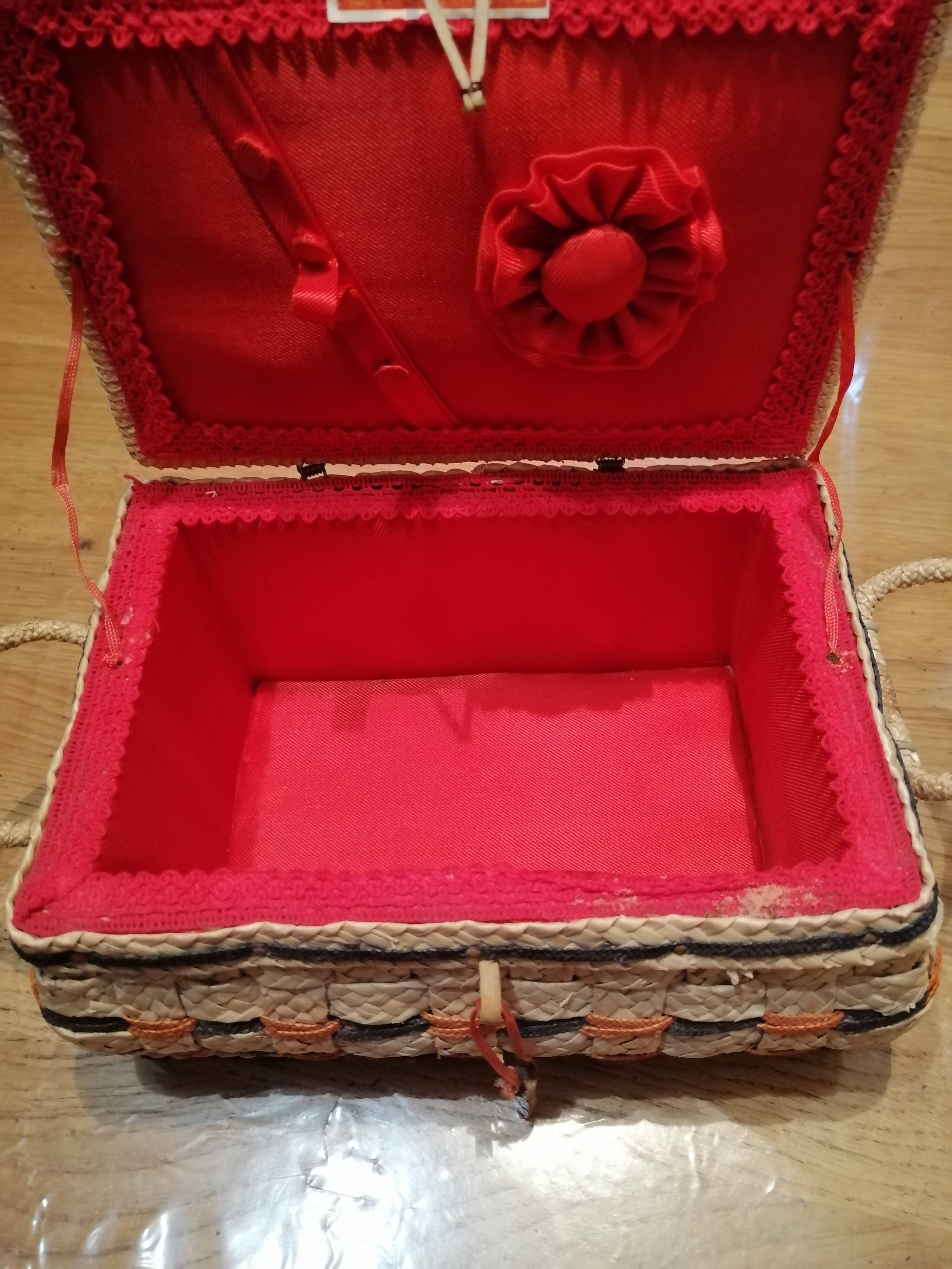 Petite boite a couture en osier vintage