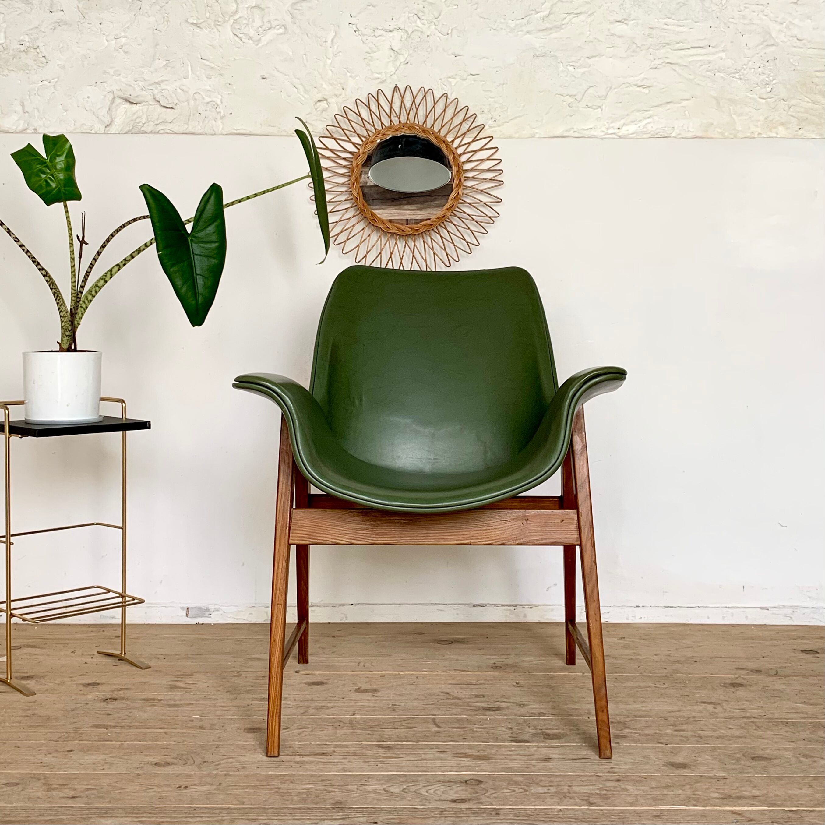 Vintage tulip armchair oak and green skai