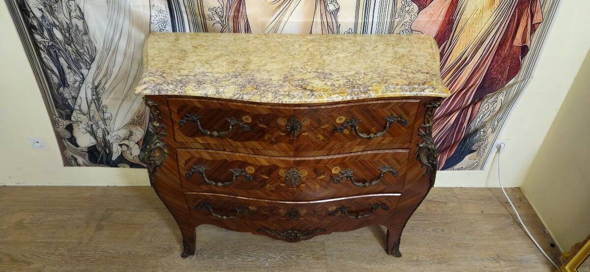 Curved Louis XV style commode with marquetry – Marble top – Gilded bronzes –