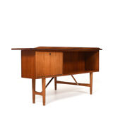 Boomerang Desk by Peter Løvig Nielsen
