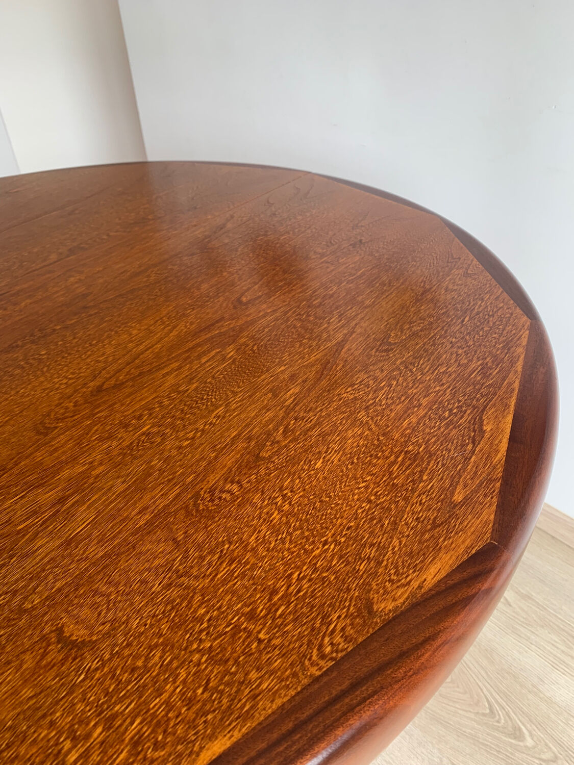 Vintage round table edited by Baumann