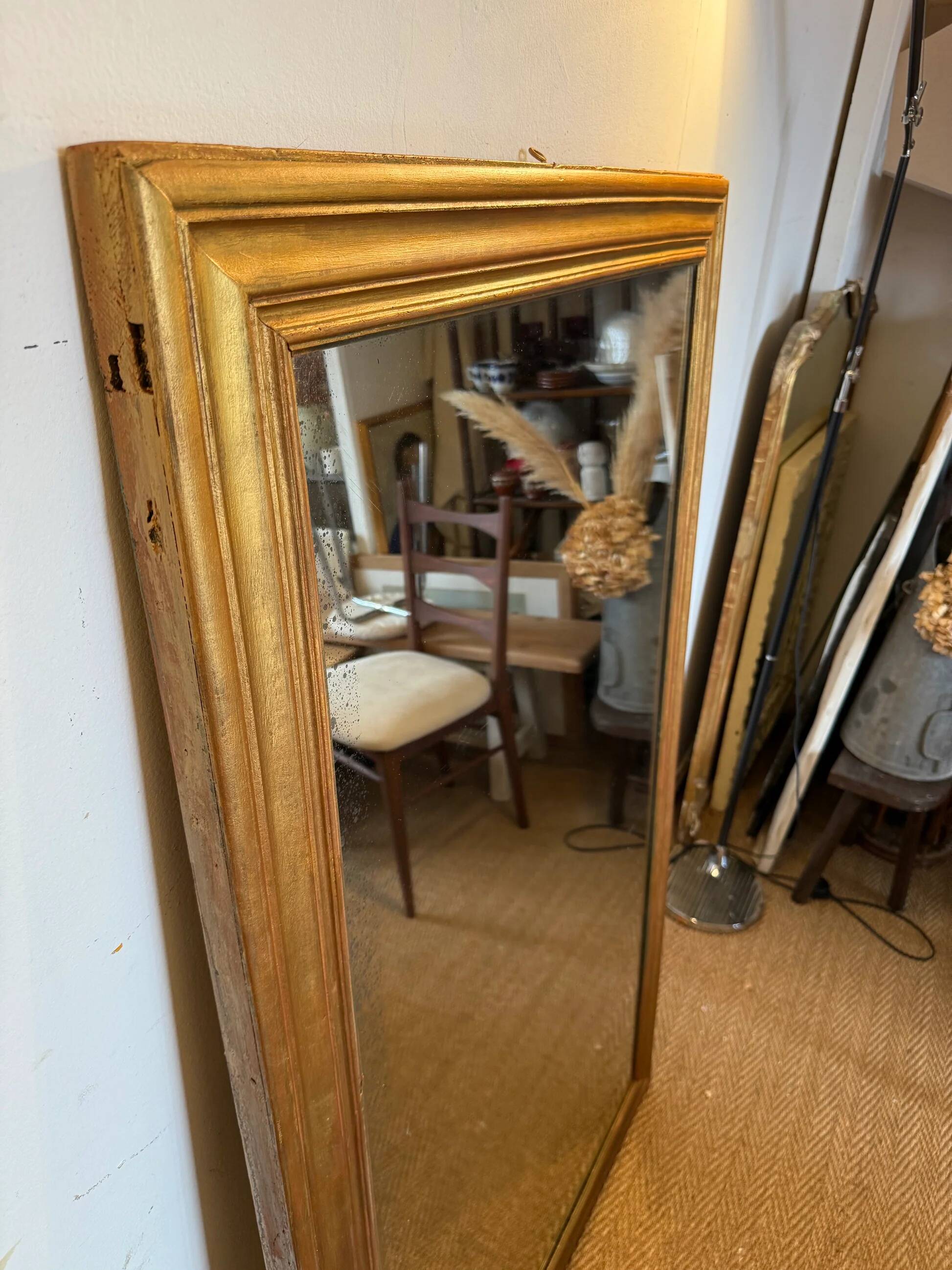Grand miroir ancien en bois patiné doré
