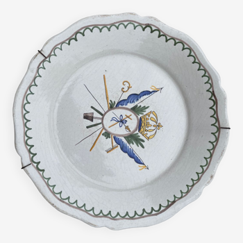 Decorative earthenware plate