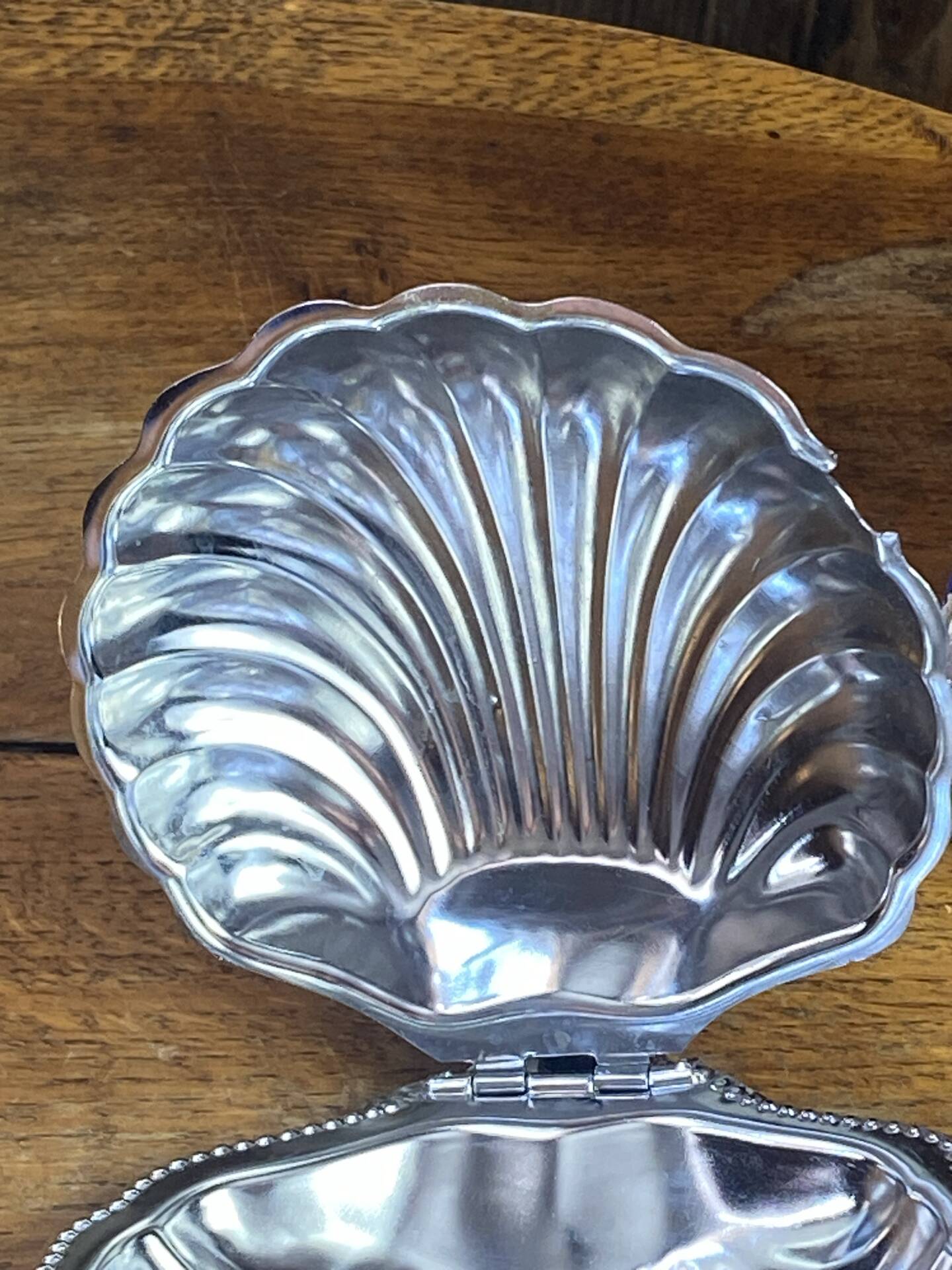 Shell-shaped butter dish in stainless steel and blue glass
