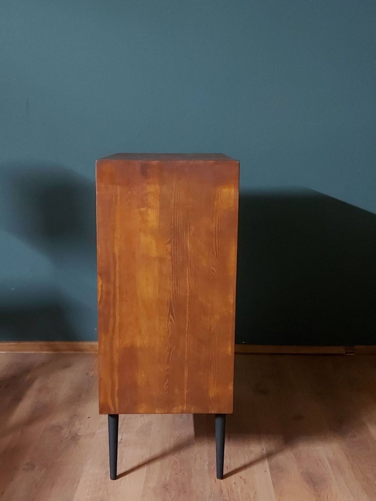 Meuble sur pieds inclinés, Suède, années 1960