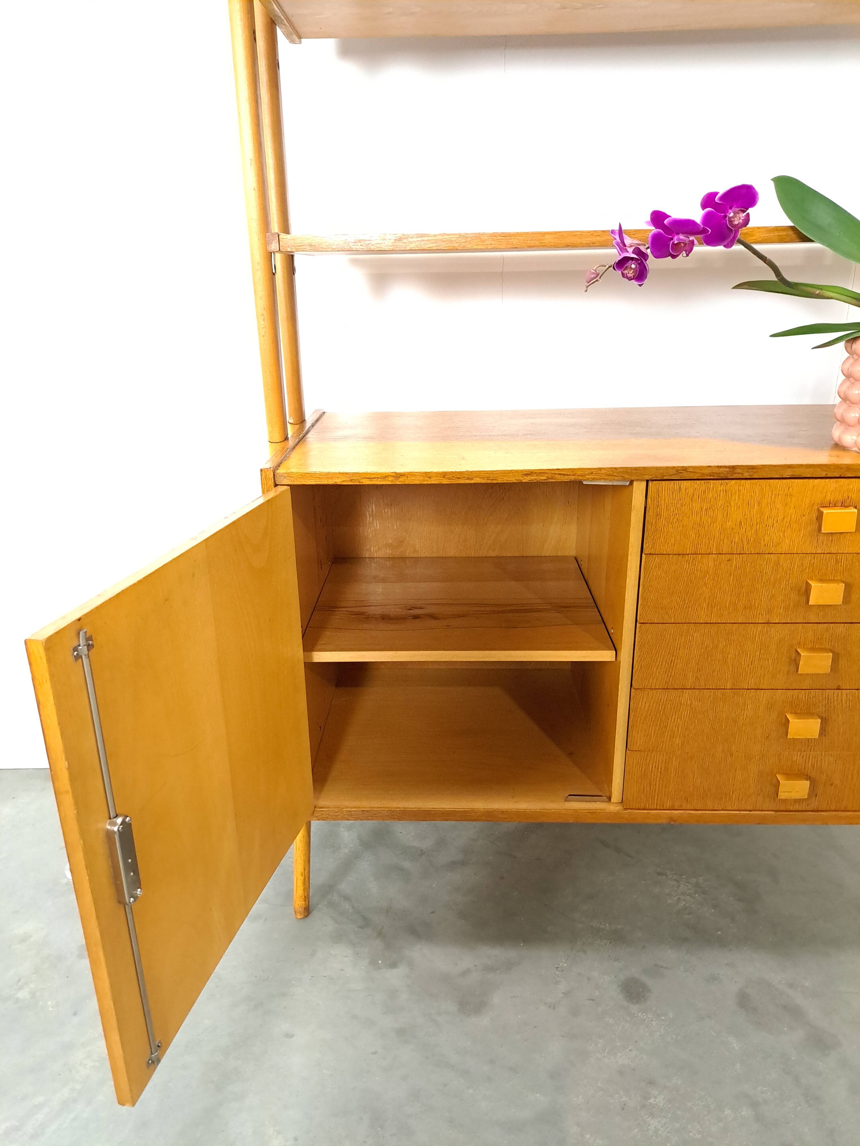 Design Frantisek Jirak vitrinekast met lades