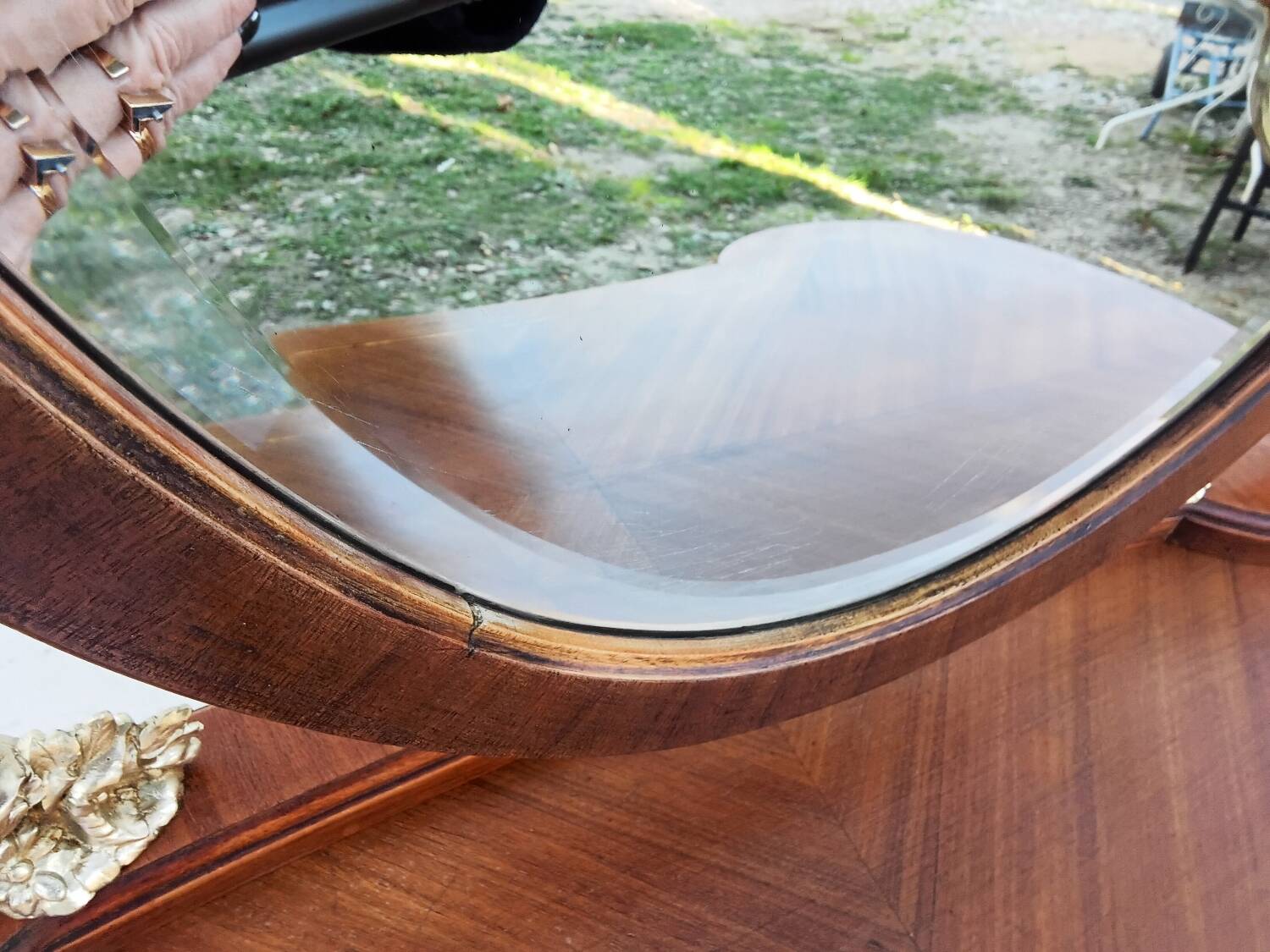 Kidney dressing table