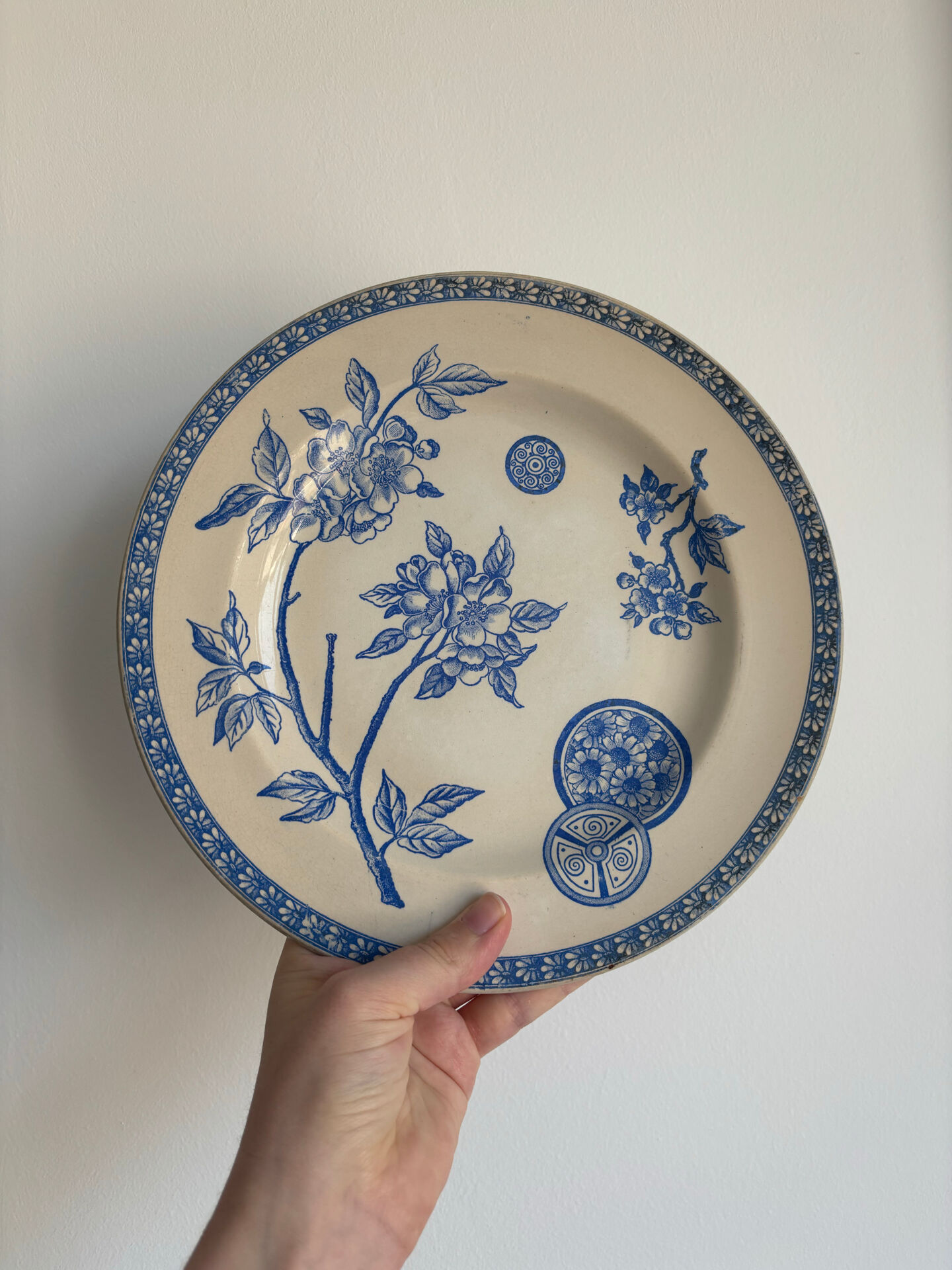Old flat plate, light blue ironstone, daisy pattern | Fa