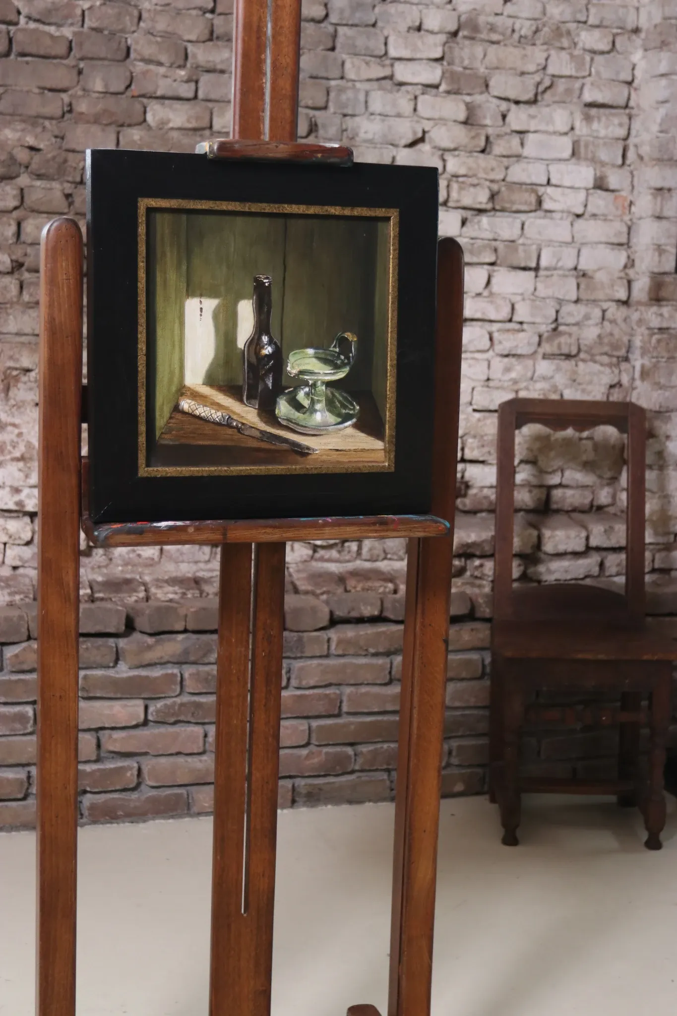 Still life with long-necked flask and finds – Marjolein van den Berg