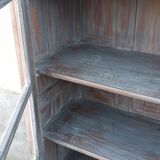 Armoire vitrée en bois ancien blanchi