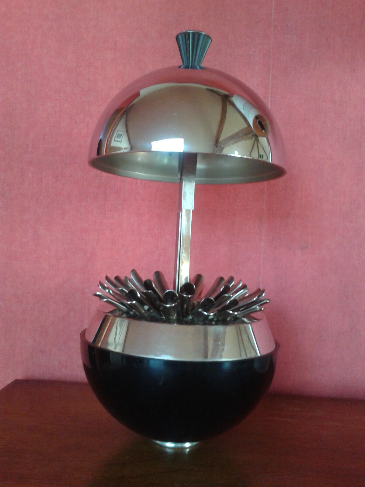 Cigarette display ball