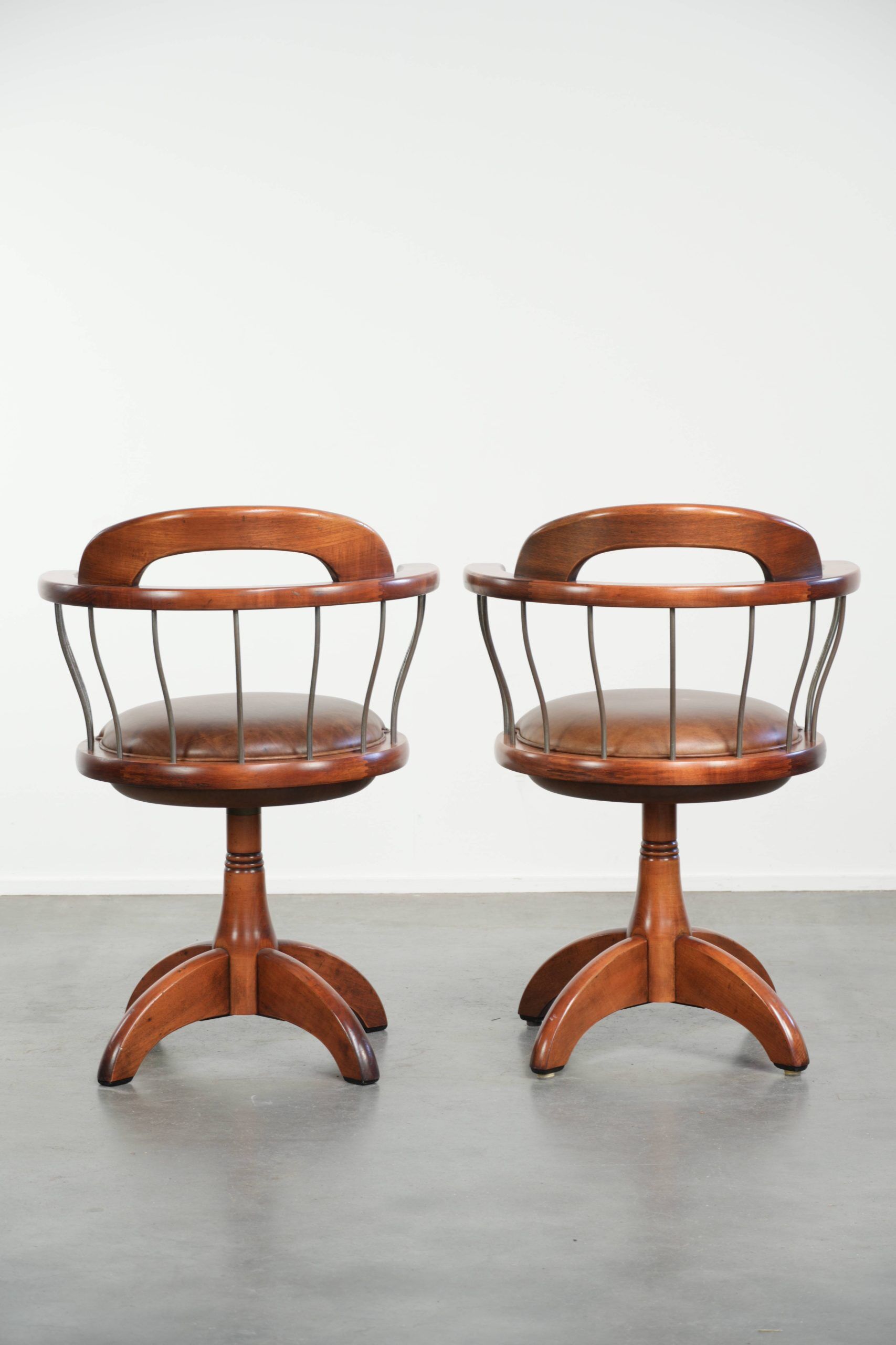 Set of 2 swivel/office chairs with a cognac-coloured cow leather seat