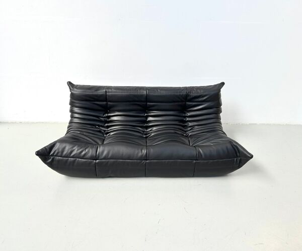 Canapé Togo en cuir de vache noir épais attribué à Michel Ducaroy pour Ligne Roset, années 1970.