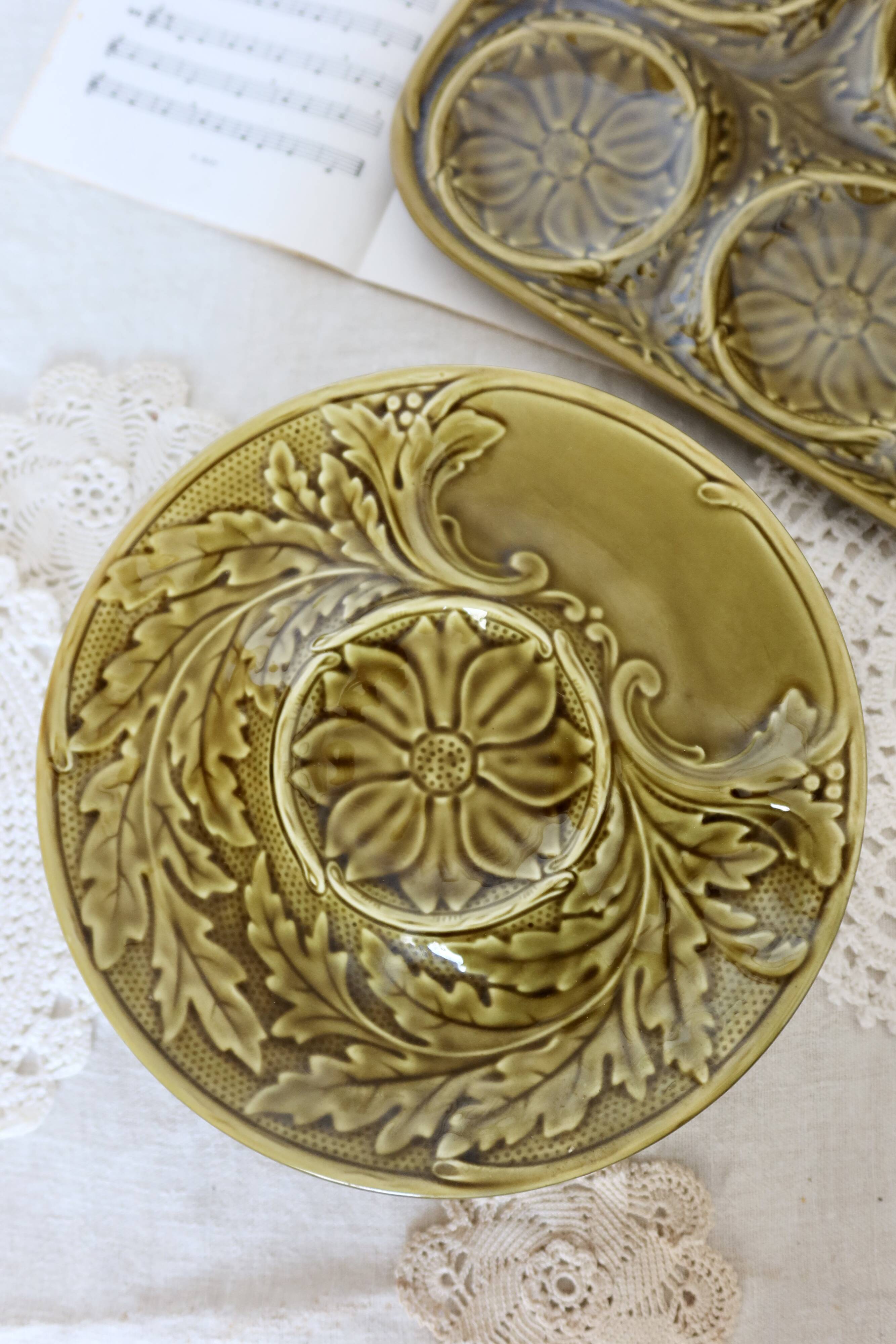 Gien 1960s 7-piece barbotine artichoke tableware set