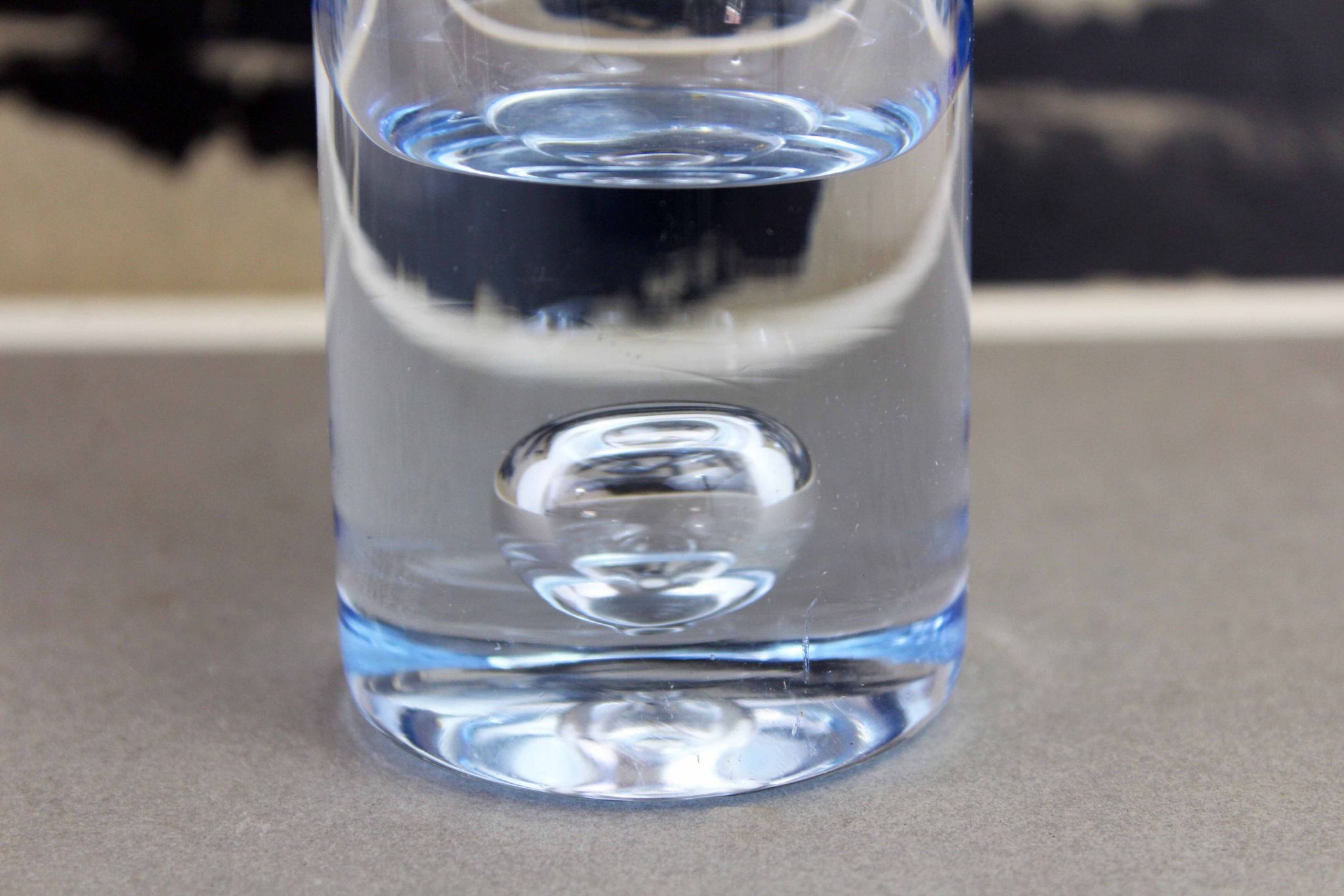 Vase vintage en verre bleu
