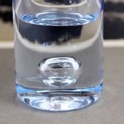 Vase vintage en verre bleu