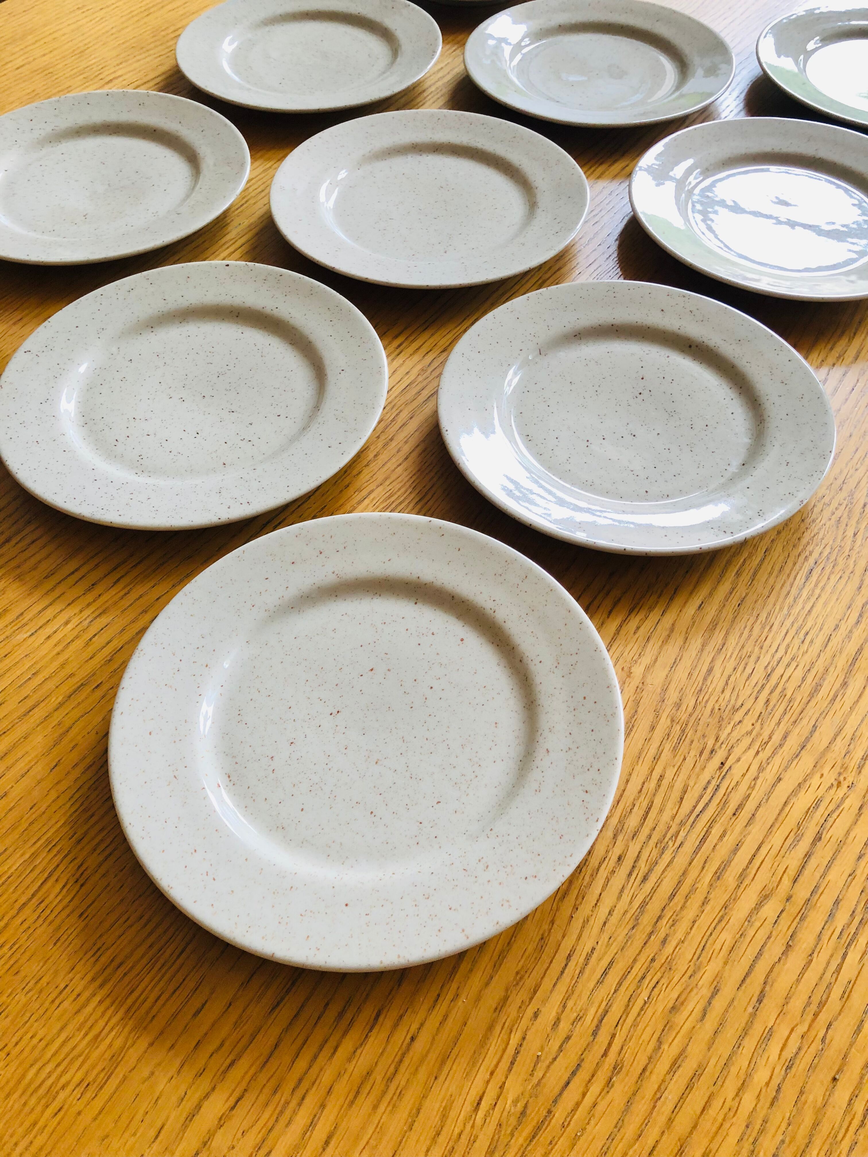 11 Assiettes à dessert en grès moucheté vintage