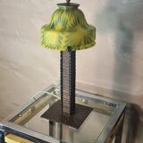 lampe fer forgé et martelé 1900 a30 avec tulipe pate verre  , jaune et vert 34x16